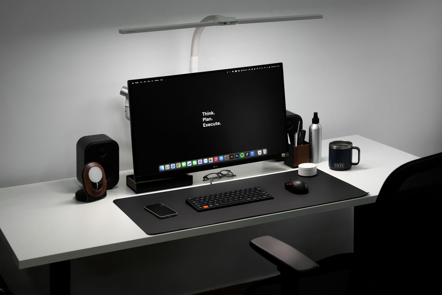 Bàn làm việc 1m2: Tăng tối đa diện tích sử dụng như thế nào?