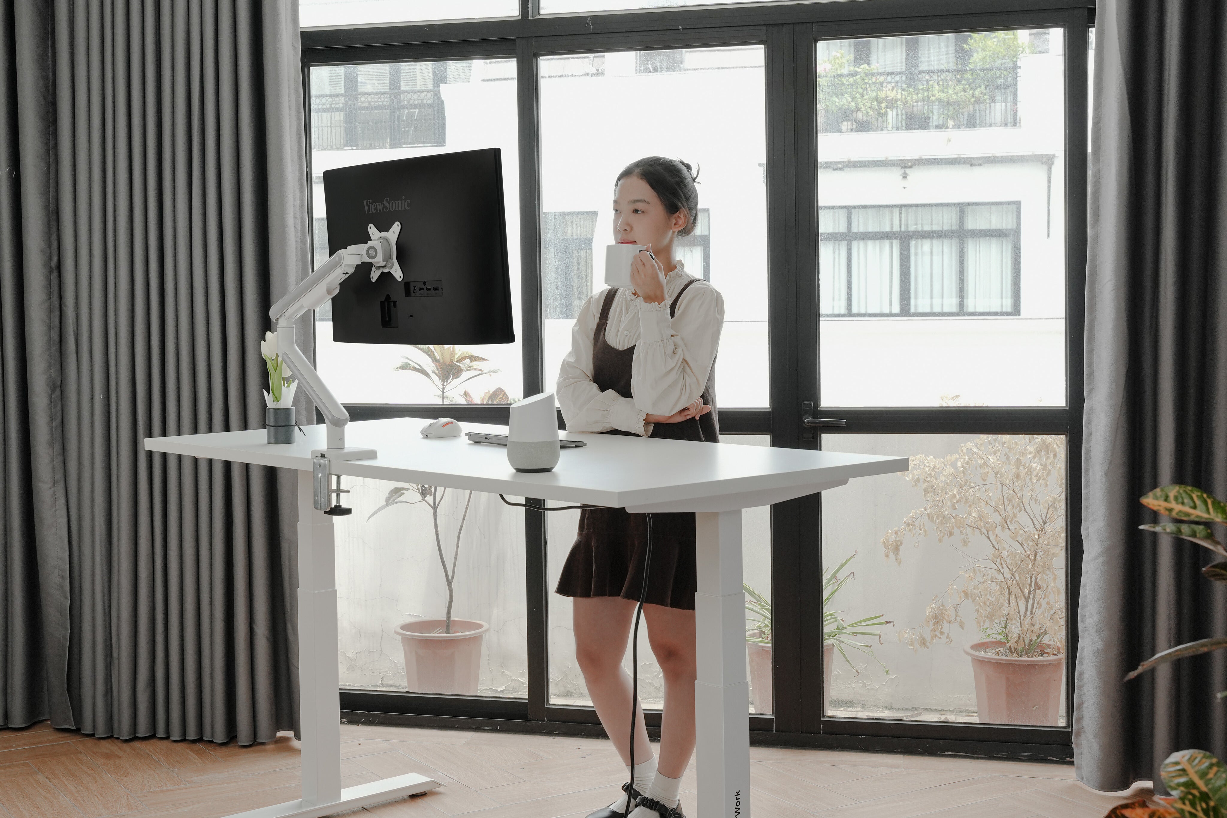 Vì sao bàn nâng hạ được coi là xa xỉ ở Việt Nam nhưng lại được khuyến khích ở châu Âu?