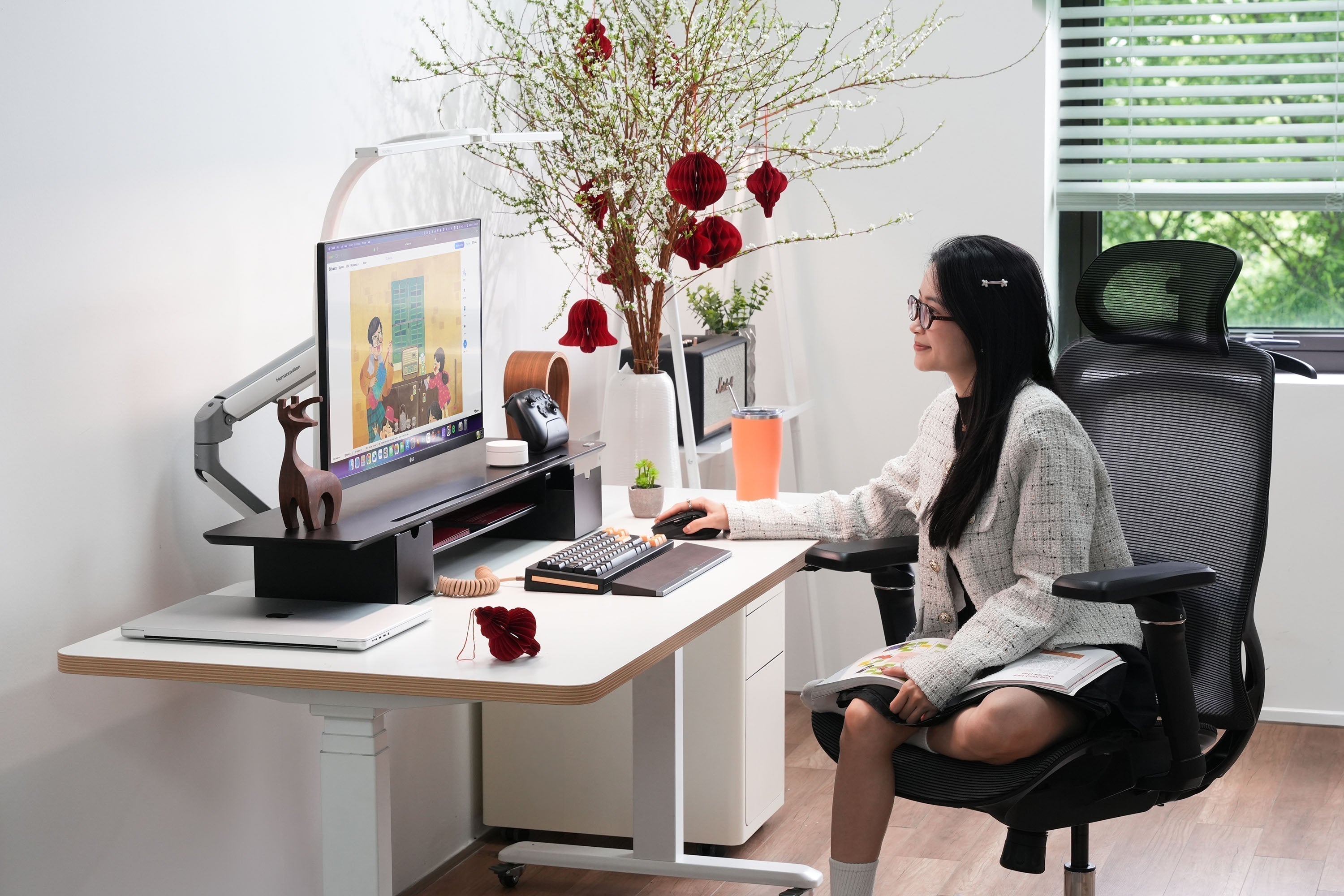 setup bàn làm việc HyperWork trang trí Tết với bàn nâng hạ và ghế công thái học