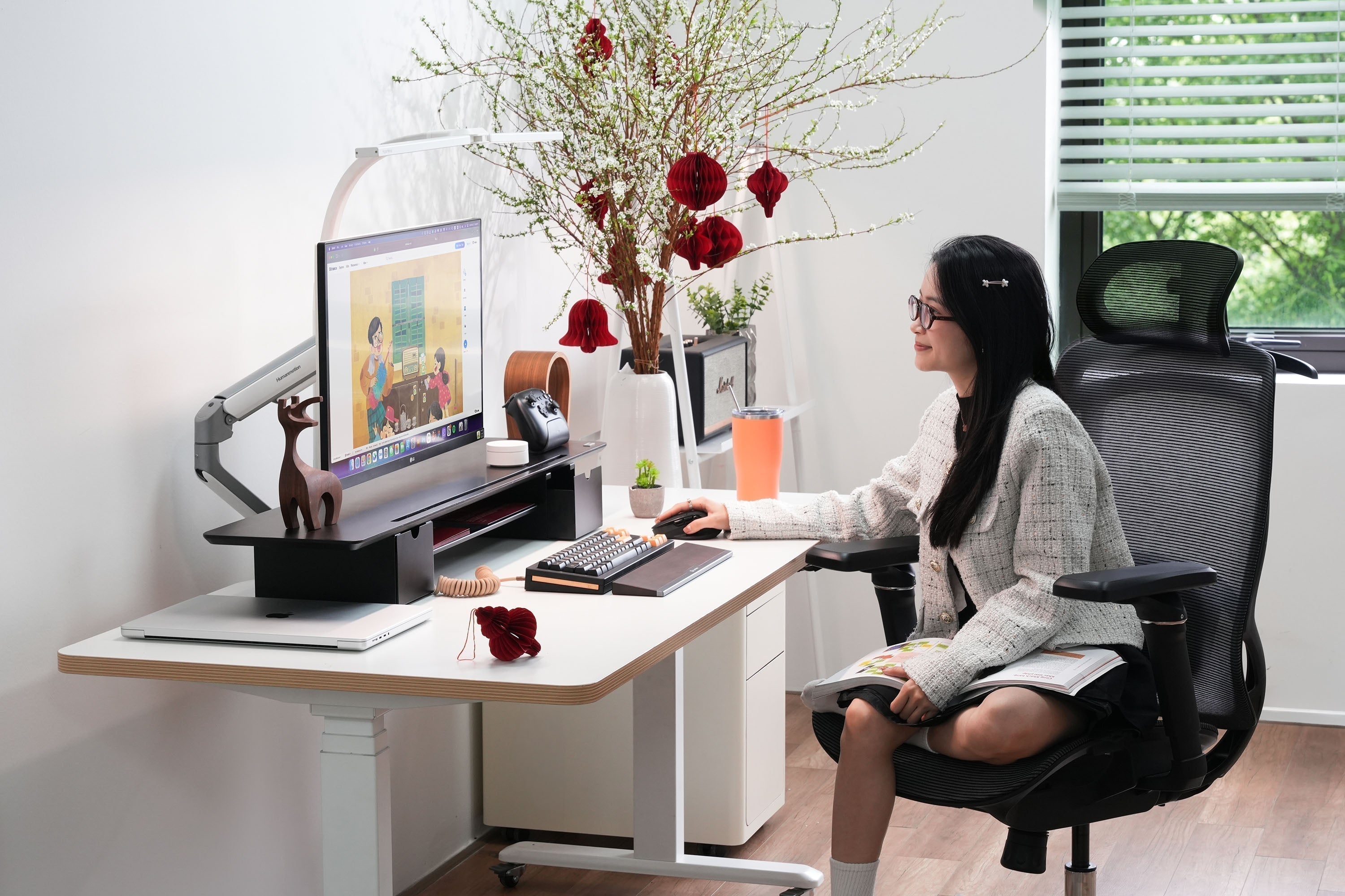 setup bàn làm việc HyperWork trang trí Tết với bàn nâng hạ và ghế công thái học