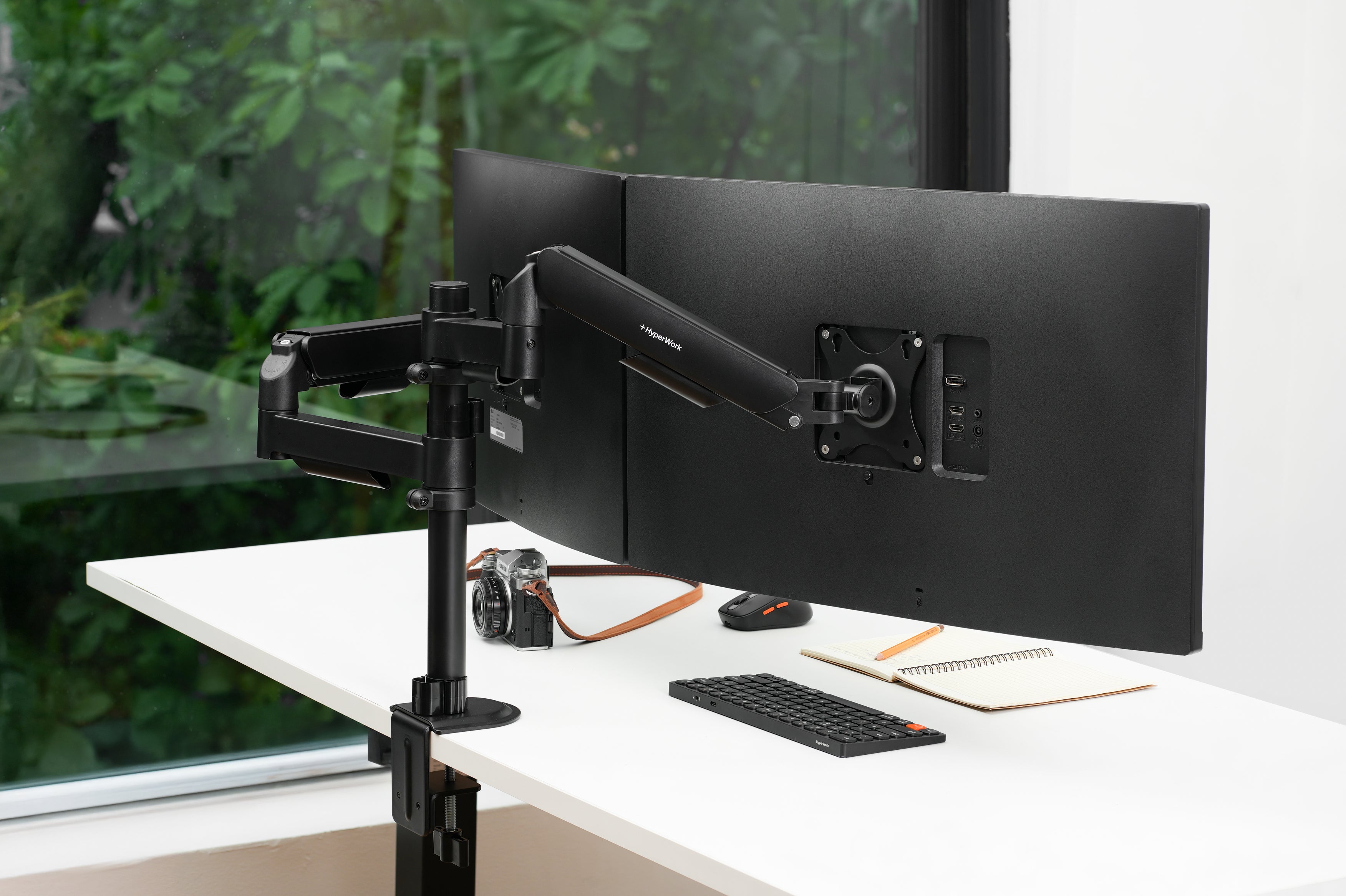 Bộ dual arm HyperWork P1 Dual lắp hai màn hình trên bàn làm việc, sử dụng một trụ đứng và hai tay đòn điều chỉnh độc lập