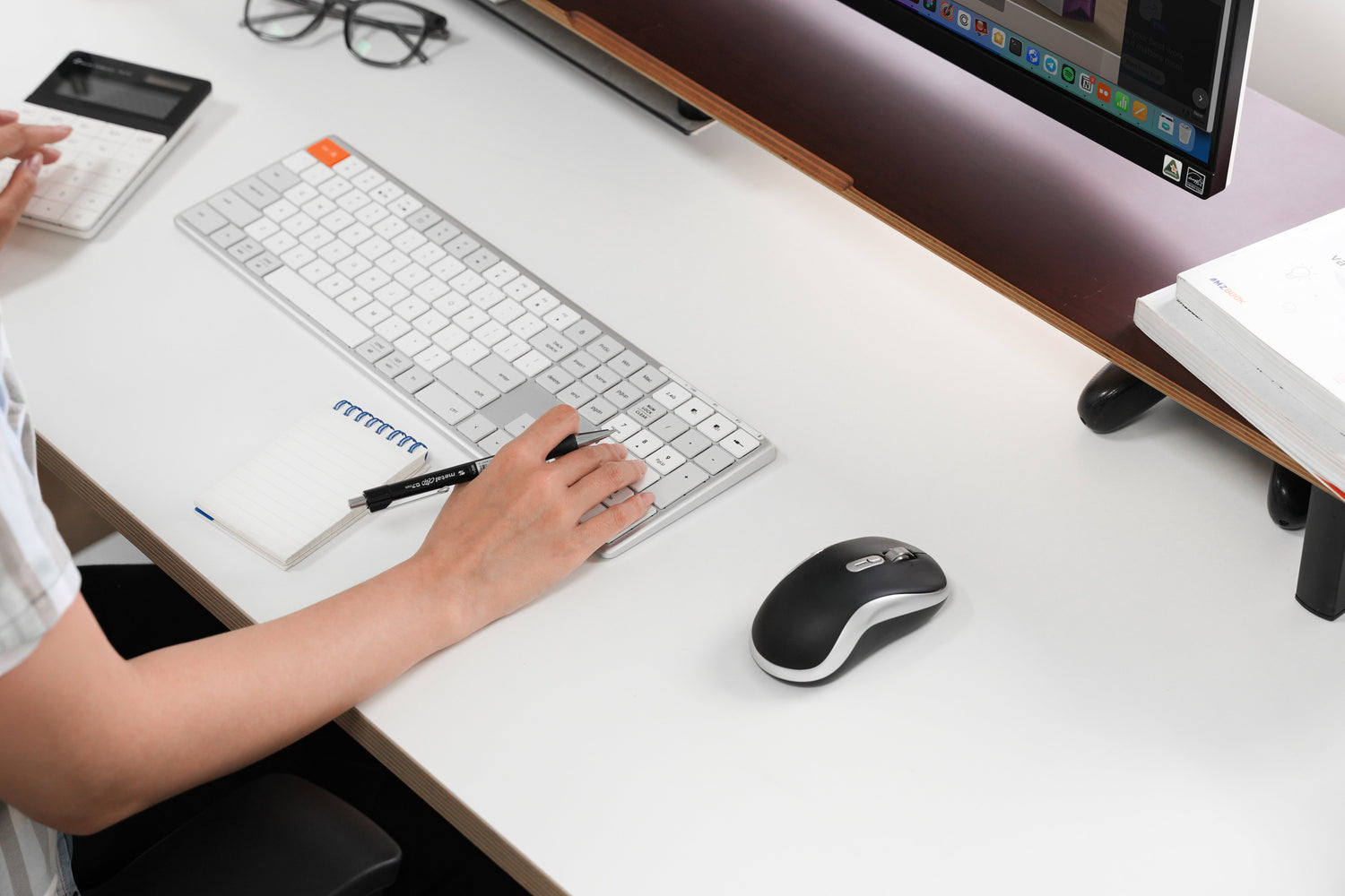 Bàn phím không dây fullsize HyperOne Gen 3 Plus trong góc làm việc