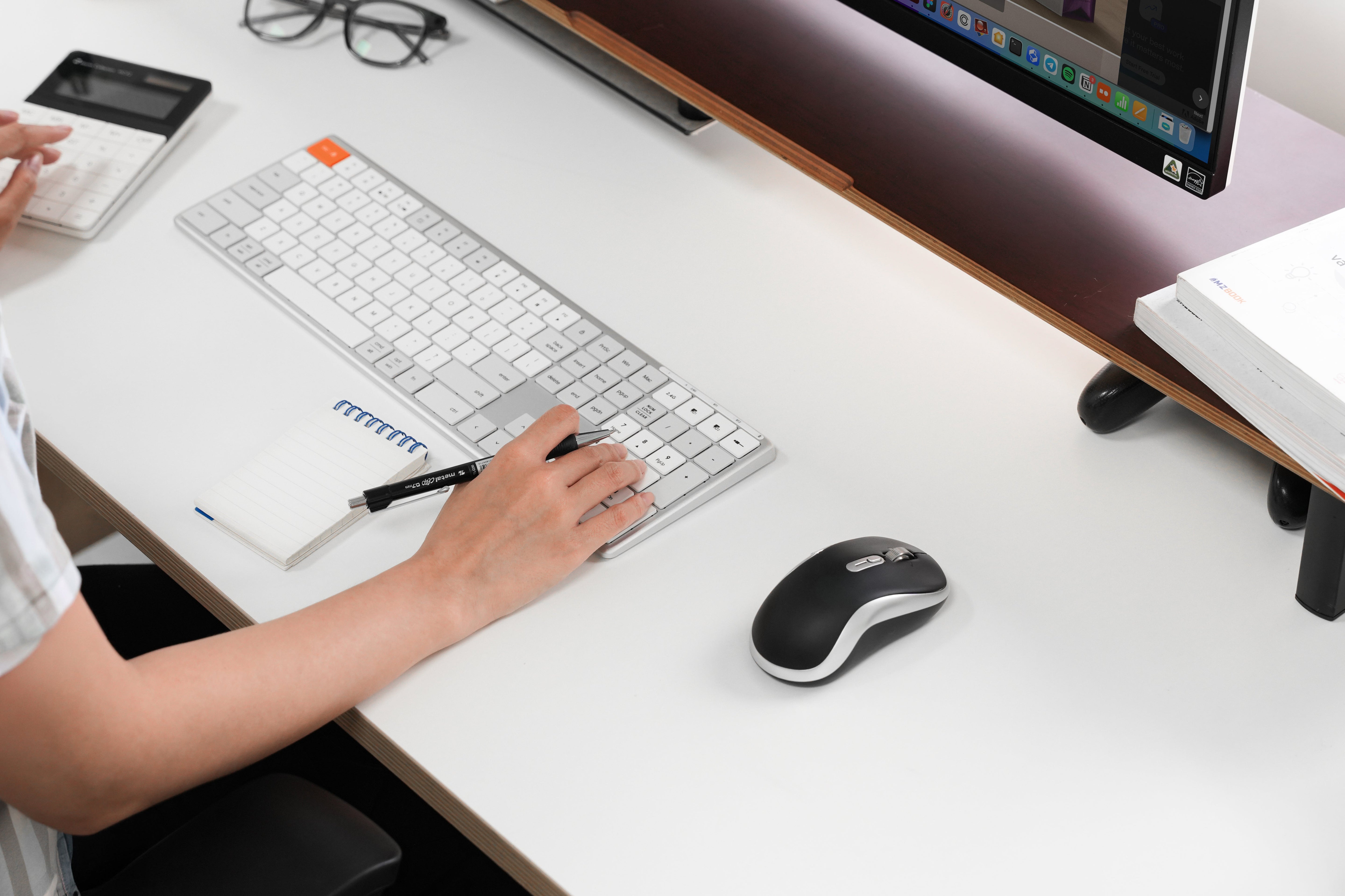 Bàn phím không dây fullsize HyperOne Gen 3 Plus trong góc làm việc
