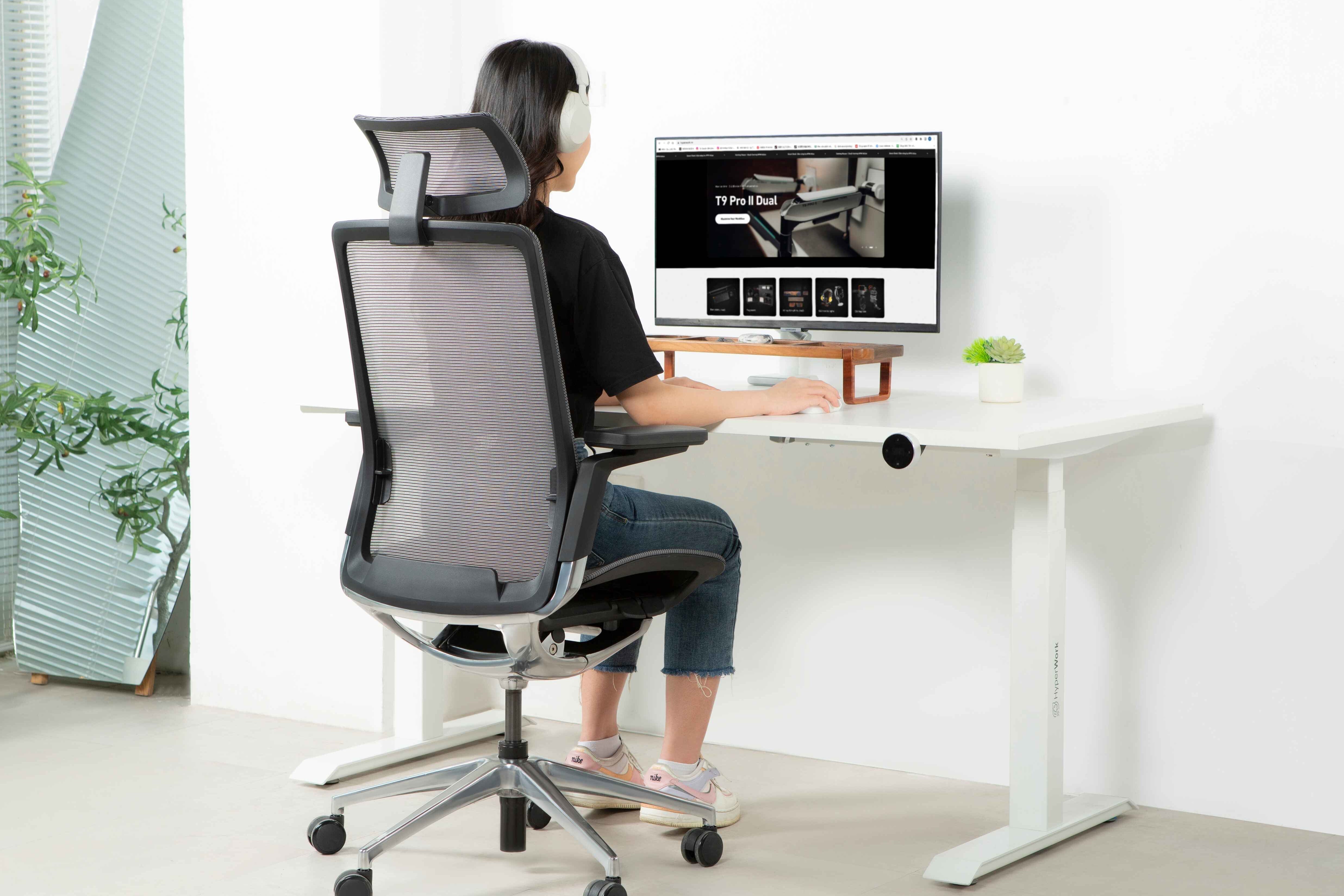 setup bàn làm việc cho HR với ghế công thái học và bàn nâng hạ tối ưu không gian riêng tư