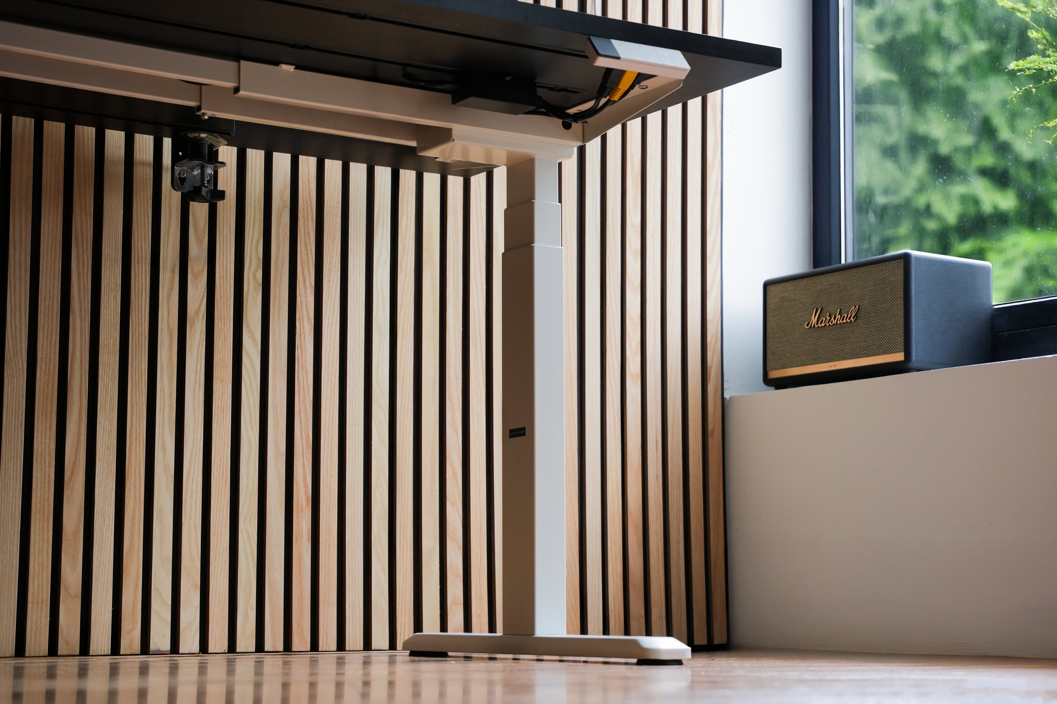 bàn nâng hạ không hoạt động trong không gian làm việc tại nhà