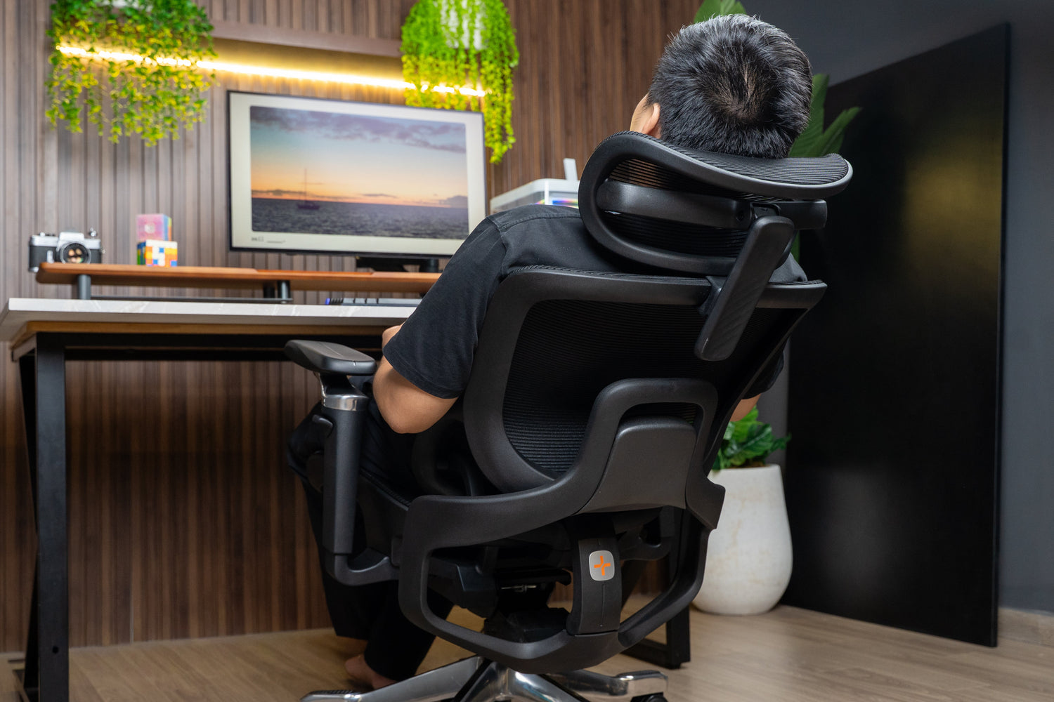 Người dùng ngả lưng trên ghế công thái học có hệ thống Lumbar Support nâng đỡ vùng thắt lưng