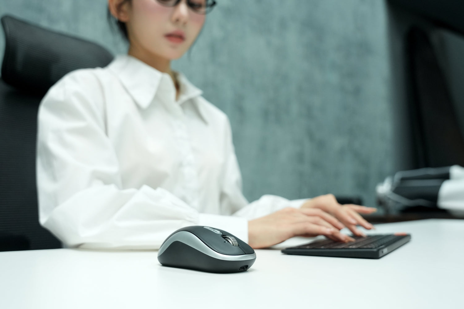 Chuột Silentium Gen 2 có con lăn ngang, pin sử dụng tới 2,5 tháng