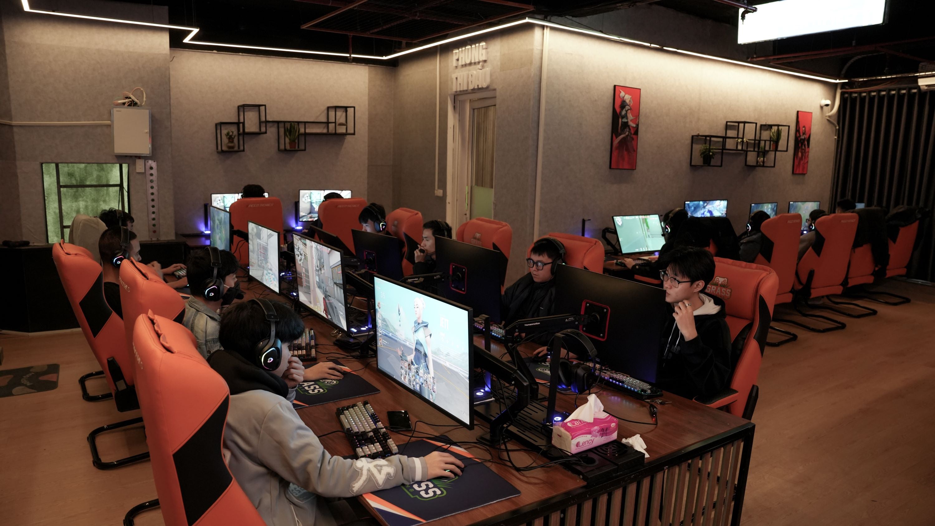 Arm màn hình Humanmotion T6 "bao trọn" phòng game tại Hà Nội