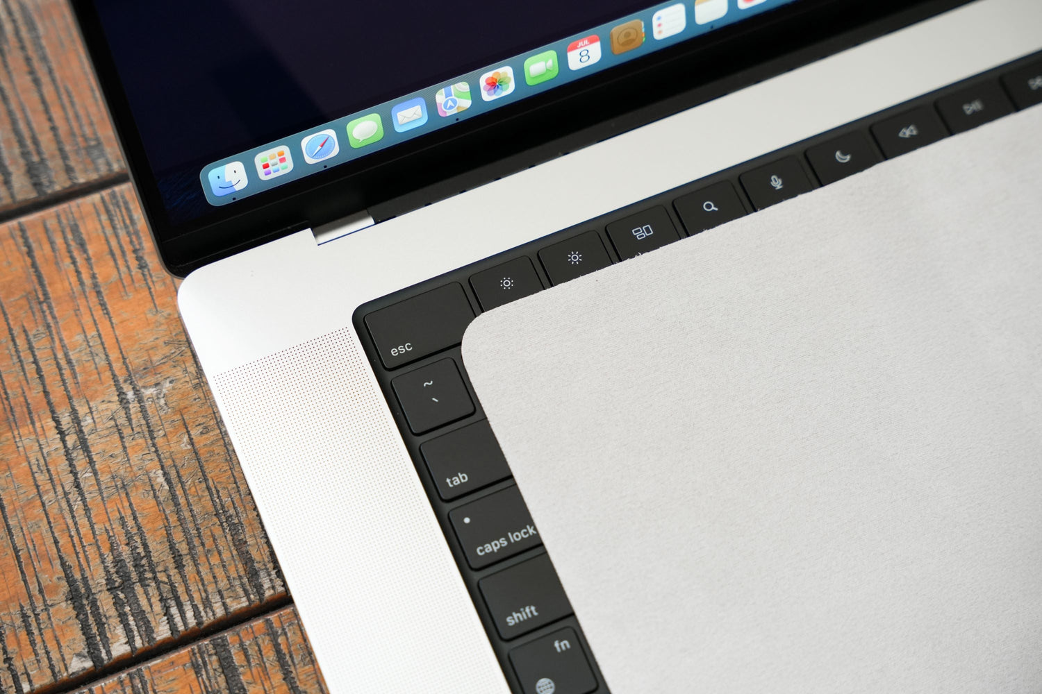 Vết hằn khó chịu trên màn hình laptop do đâu và cách xử lý từ A-Z