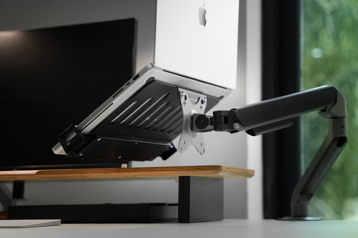 Giá treo laptop ngàm VESA mới từ HyperWork: Khe tản nhiệt khoa học, bảo vệ và nâng đỡ thiết bị