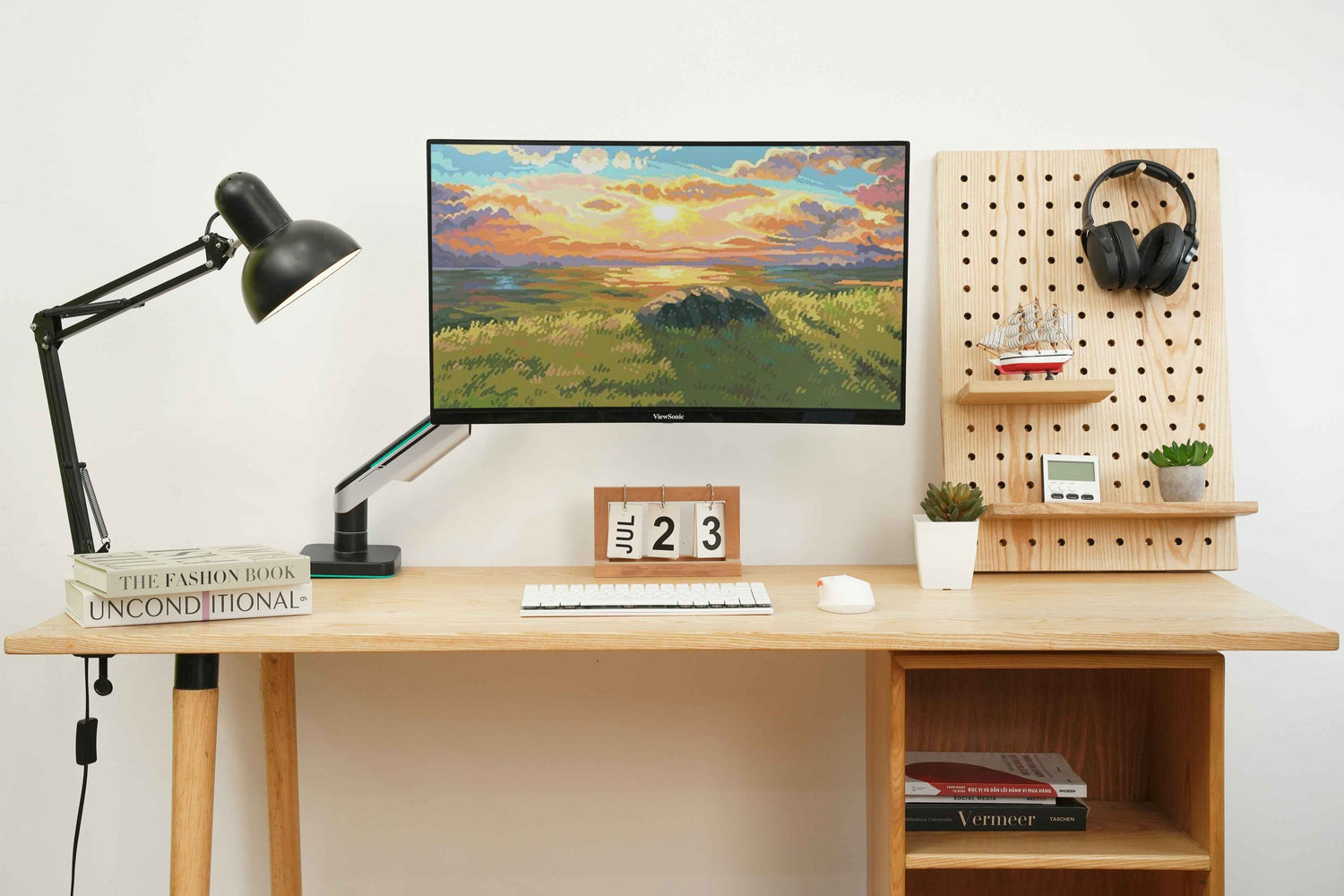 setup bàn làm việc tối giản với arm màn hình giúp nâng màn hình ngang tầm mắt và tối ưu không gian