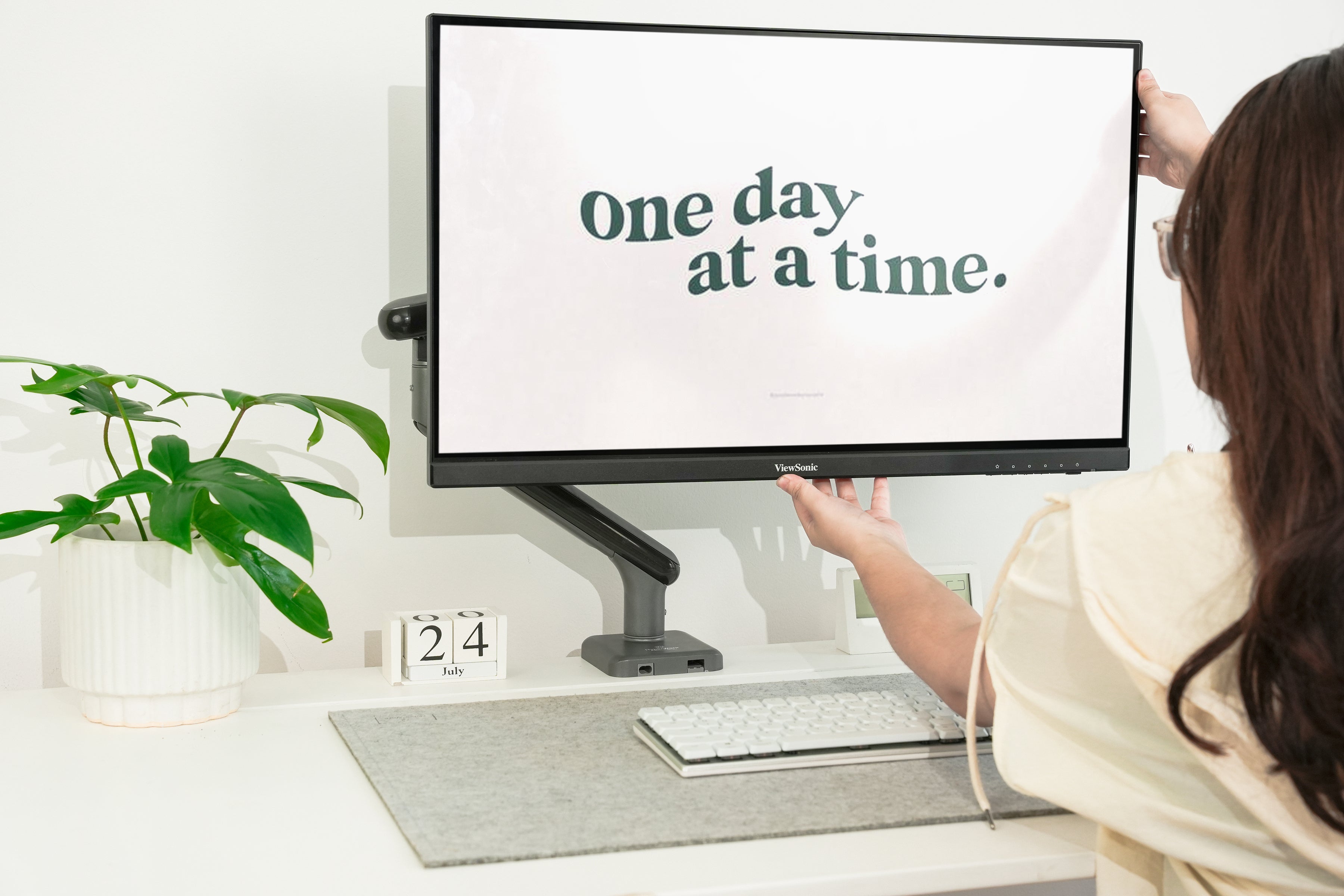 Cách chỉnh arm màn hình đúng tư thế công thái học khi sử dụng máy tính