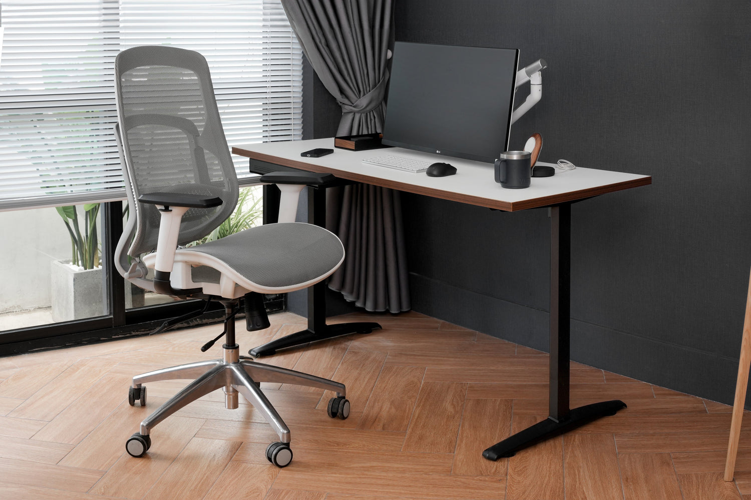 Kích thước bàn làm việc tại nhà chuẩn công thái học với setup tối giản sử dụng ghế ergonomic và arm màn hình