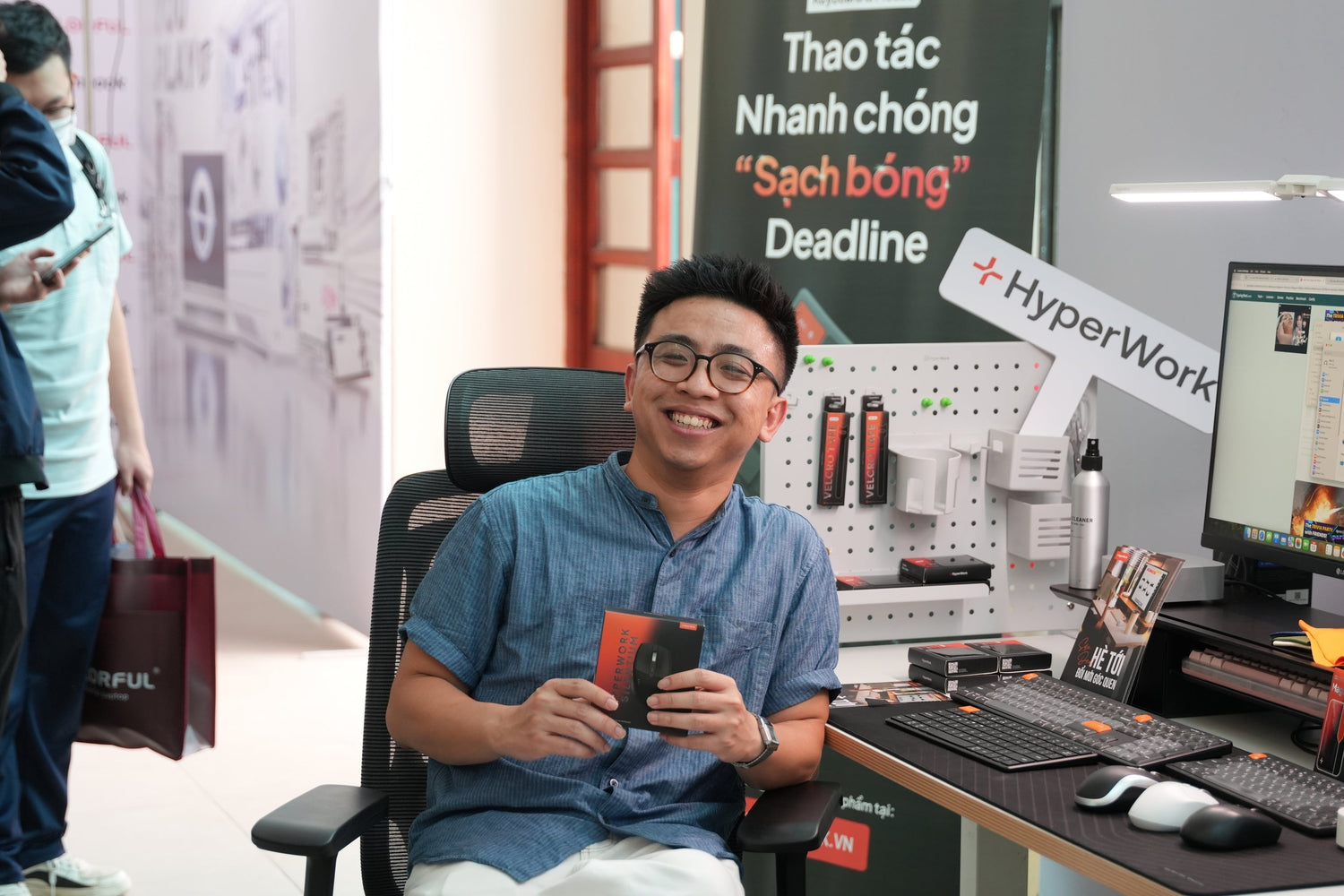 Sinh viên trải nghiệm setup công thái học HyperWork tại sự kiện Colorful Campus Tour 2026 ở Đại học Giao thông Vận tải