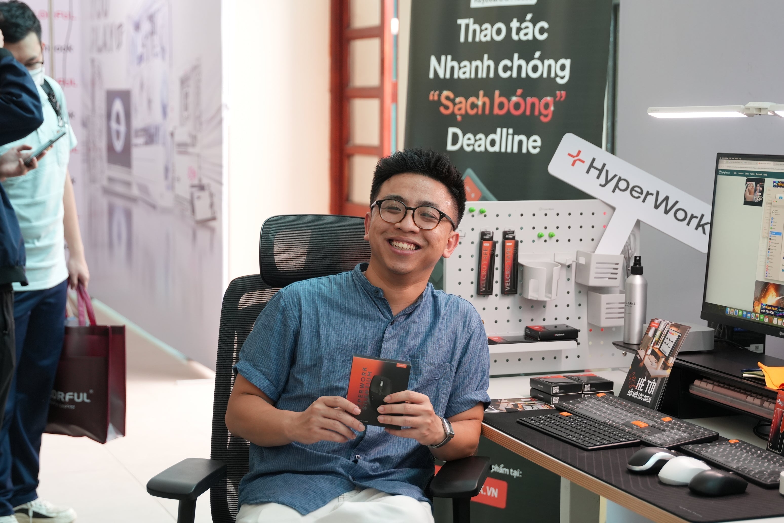 Sinh viên trải nghiệm setup công thái học HyperWork tại sự kiện Colorful Campus Tour 2026 ở Đại học Giao thông Vận tải