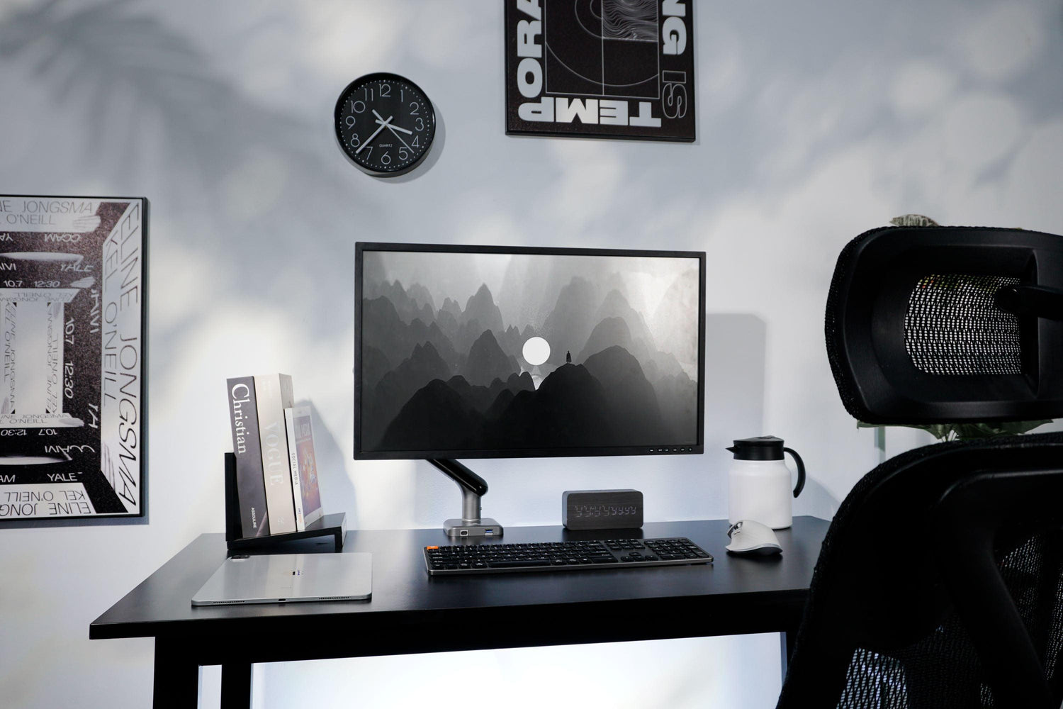 Sắm gì ở HyperWork khi mùa Euro đến gần: arm mic, ghế công thái học, a